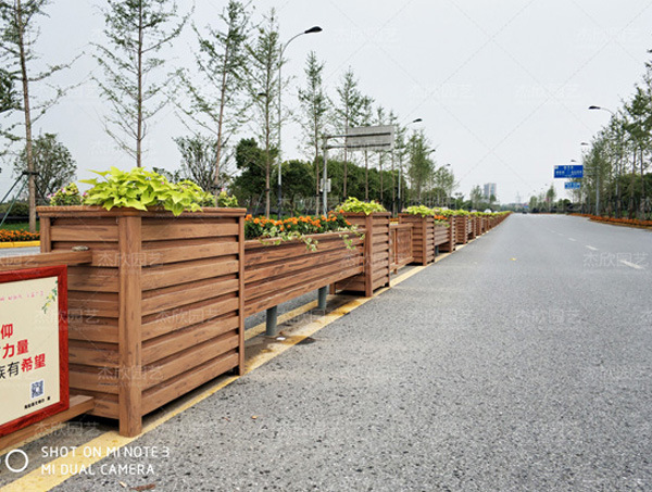 你能区分木纹铝合金花箱和防腐木花箱吗？