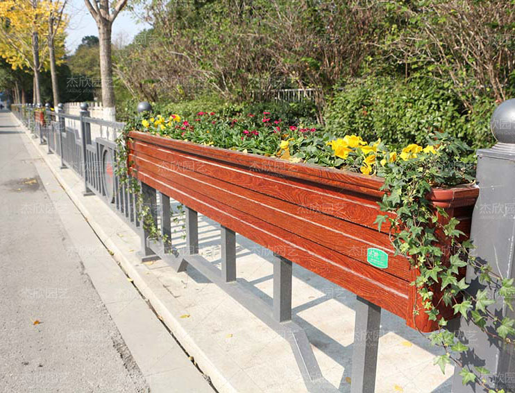 花箱布满城市，美化绿化环境
